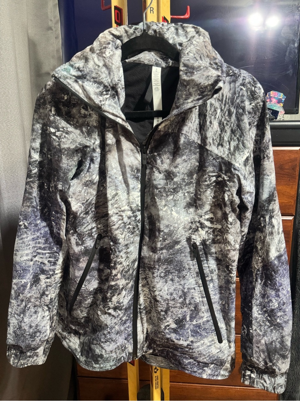 44. Lululemon Here To Move Jacket Reynisfjara Multi Waterproof Size 8 mint cond!